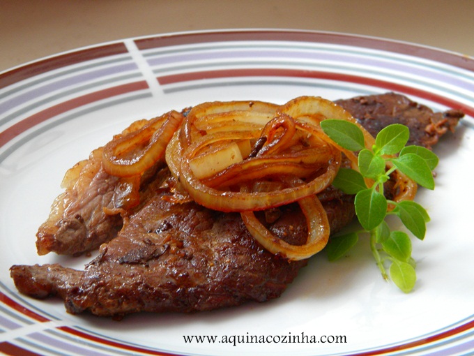 Bife Acebolado ao Molho de Pimenta
