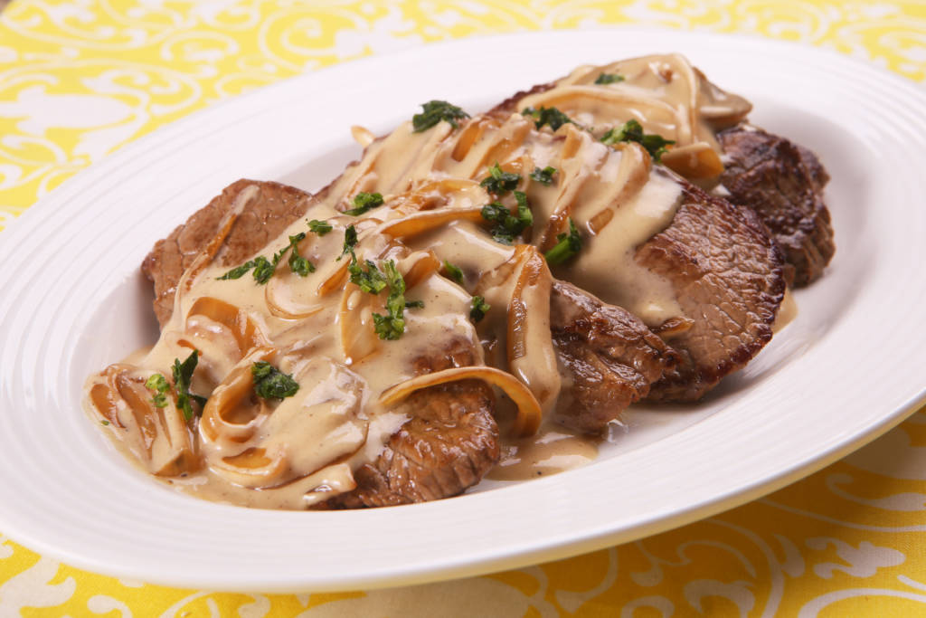 Bife Acebolado ao Molho Dourado